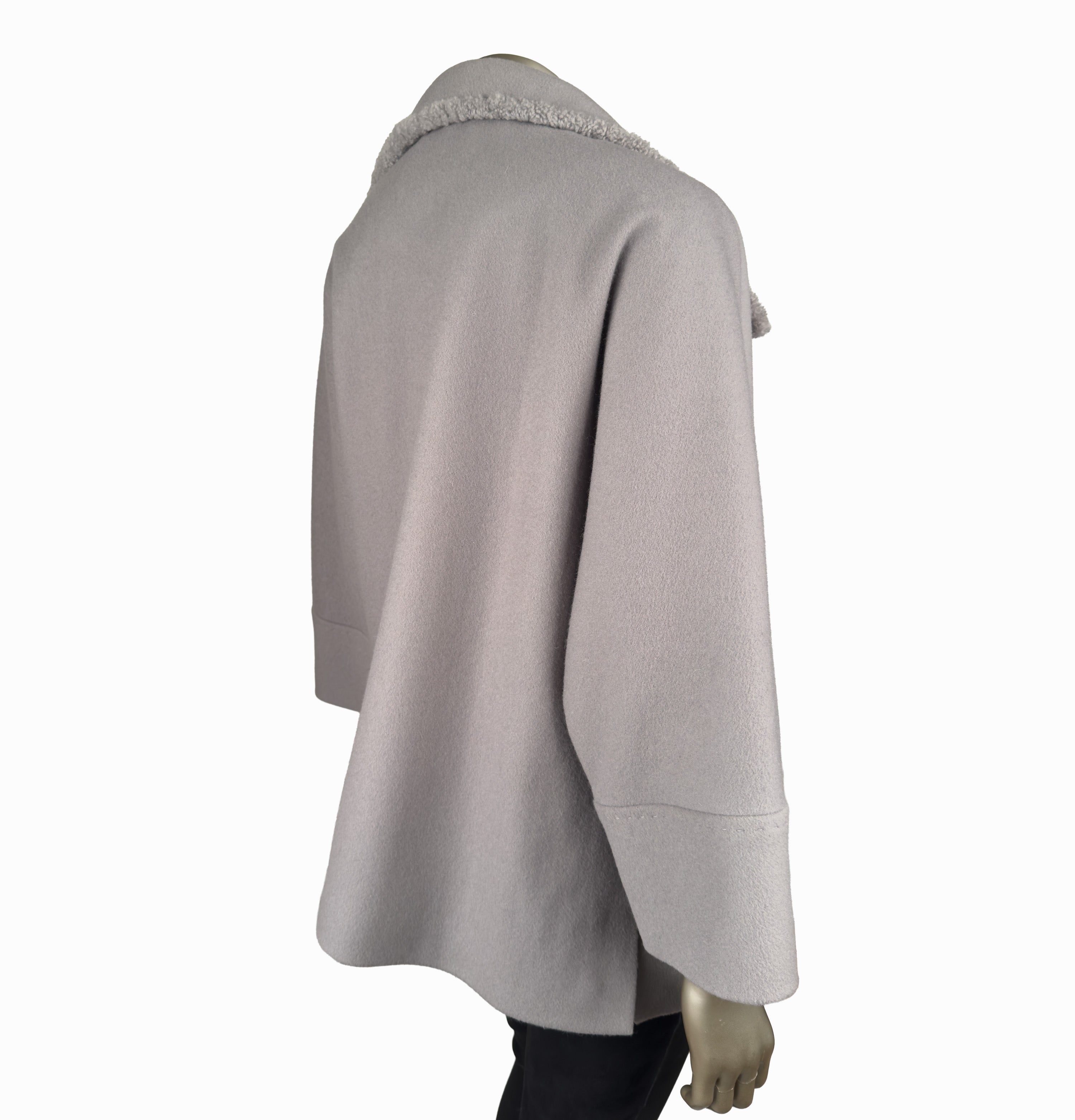 SHORT LOOSE FIT WOOL COAT.