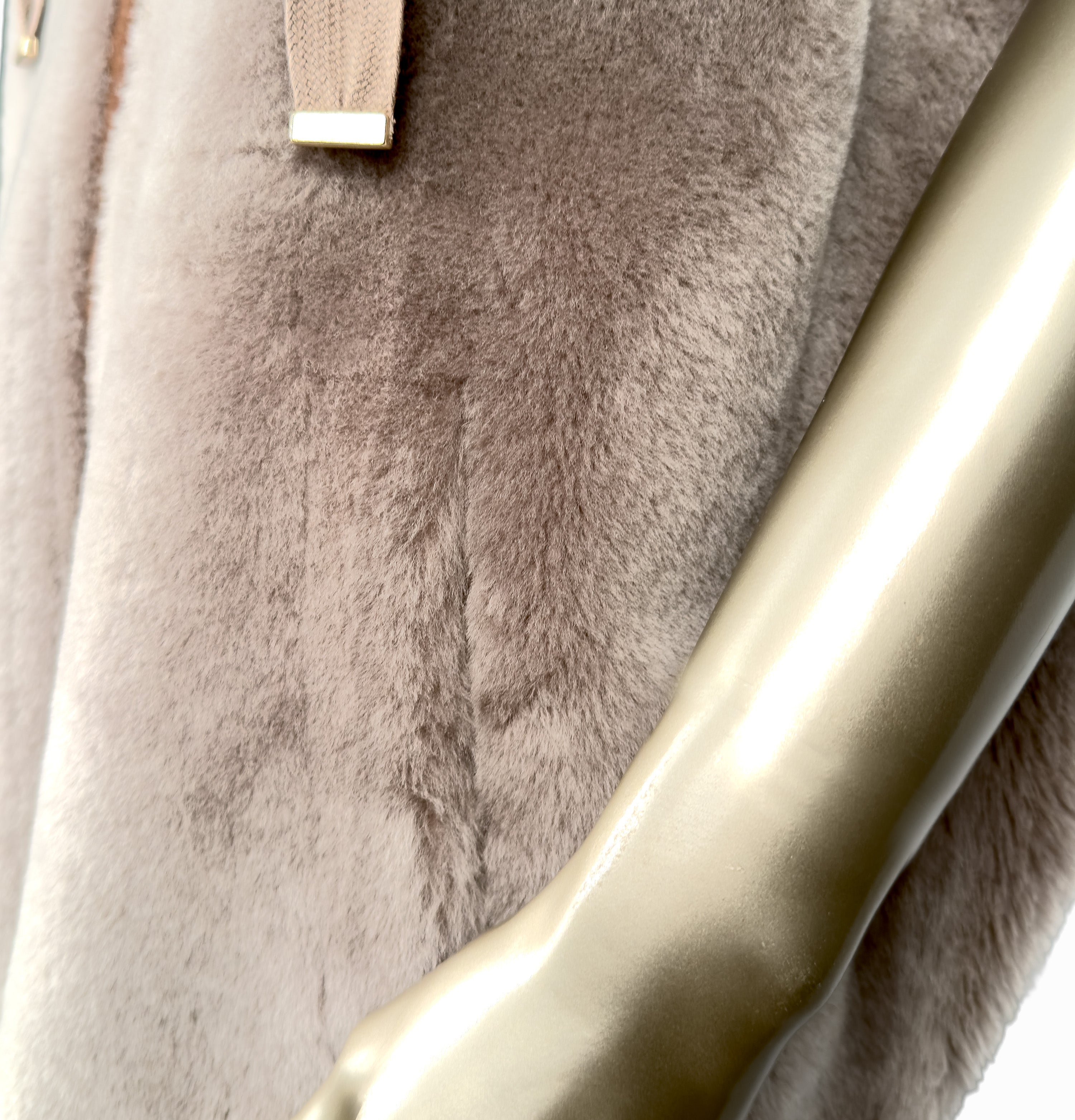 REVERSIBLE SHORT HOODED PARKER GILET